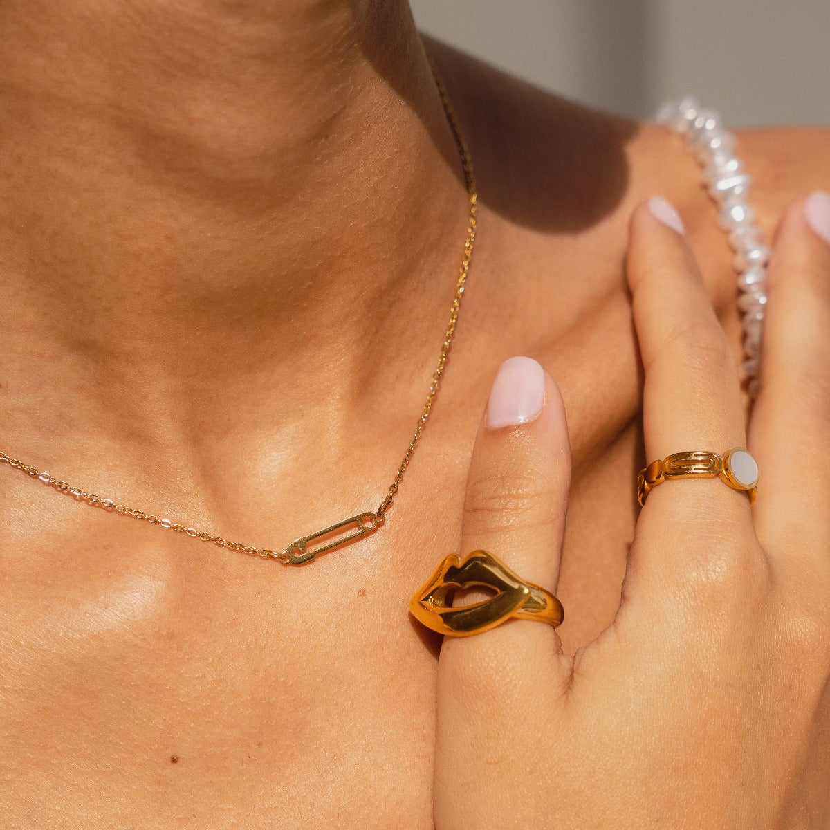 Lèvres Ring - Gold Tone