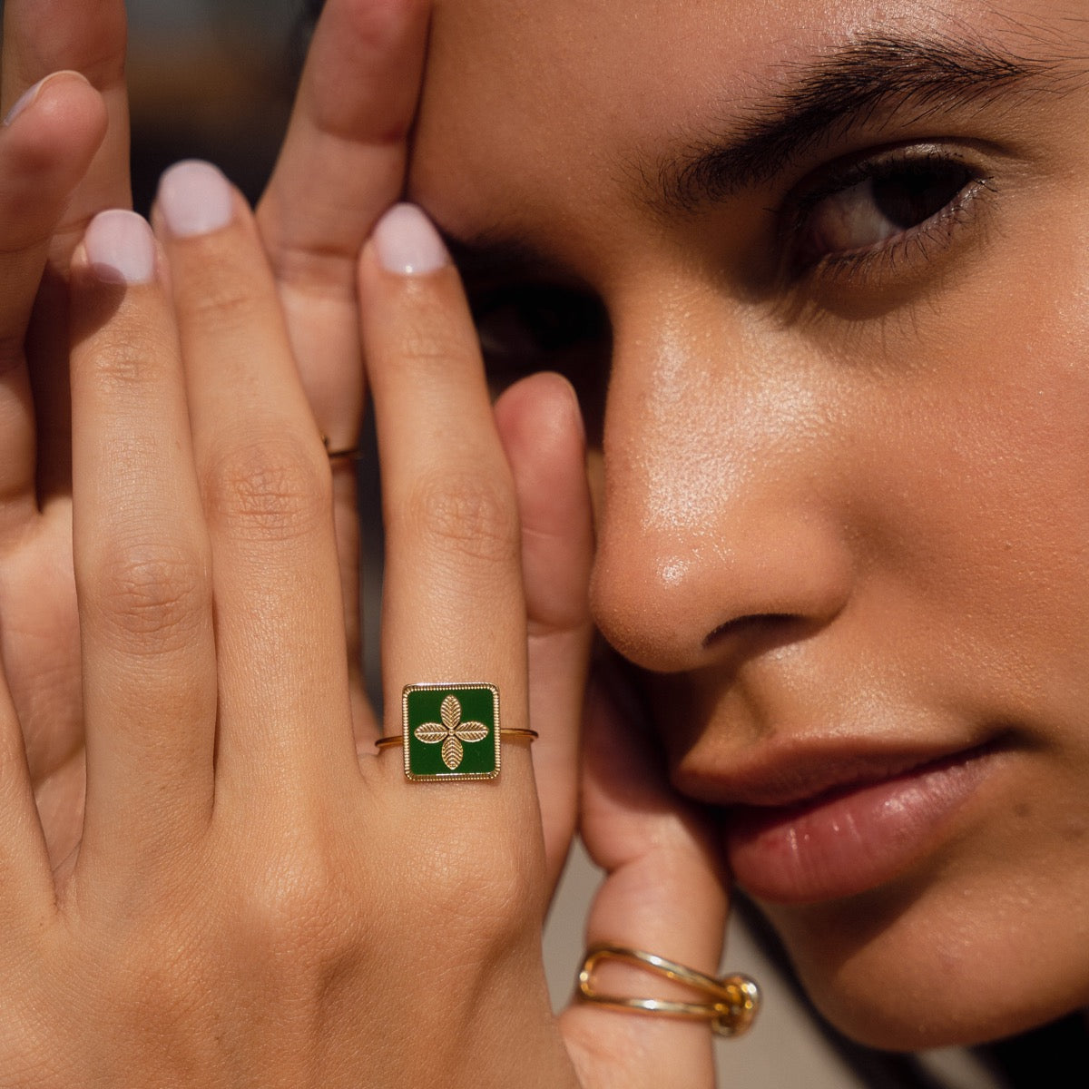 La Fleur Plate Ring - Gold Tone/Green (Adjustable)