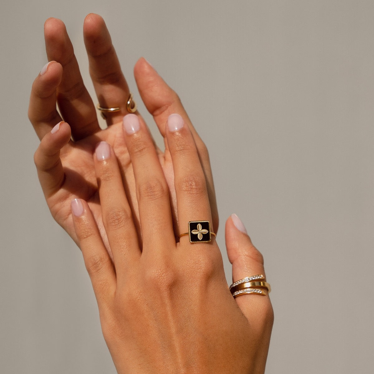 La Fleur Plate Ring - Gold Tone/Black (Adjustable)
