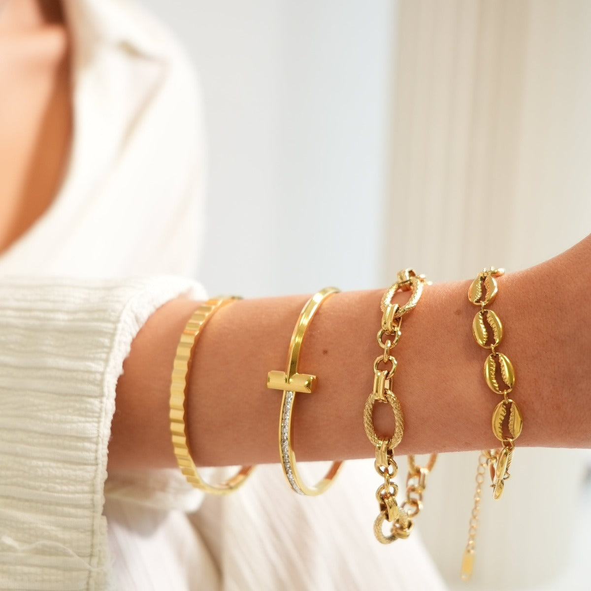 Shell Link Chain Bracelet - Gold Tone