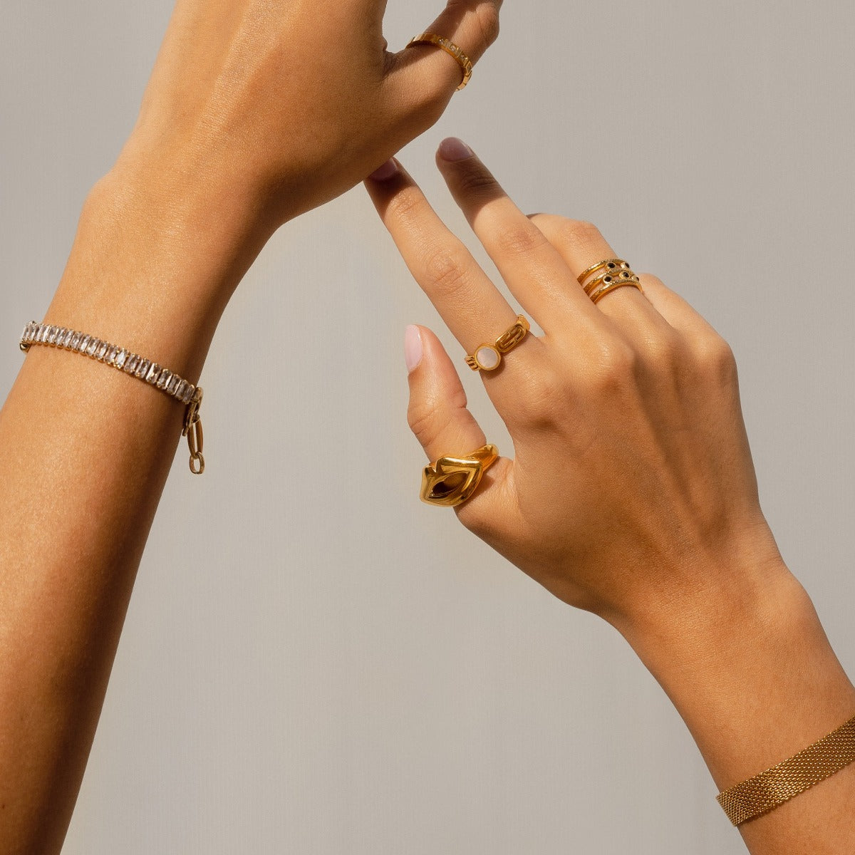 Lèvres Ring - Gold Tone