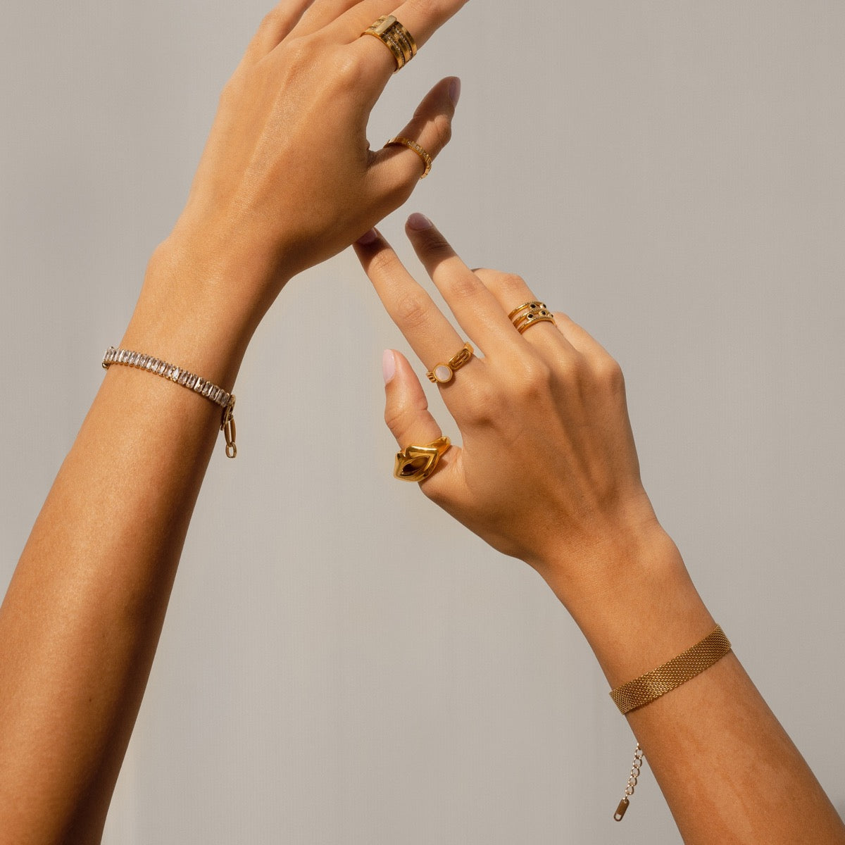 Mesh Loop Lock Chain Bracelet - Gold Tone